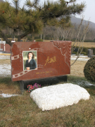 杨艺集团是如何为著名演员李媛媛打造名人艺术墓碑的？