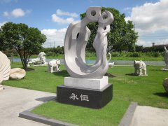 永恒之恋：杨艺碑雕中的爱之赞歌